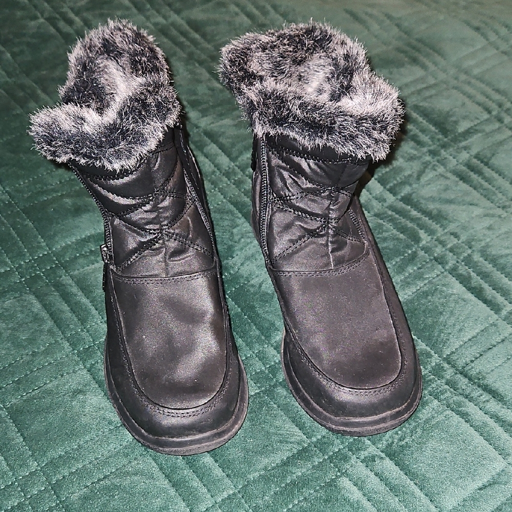 totes Black Winter Boots with Faux Fur Trim